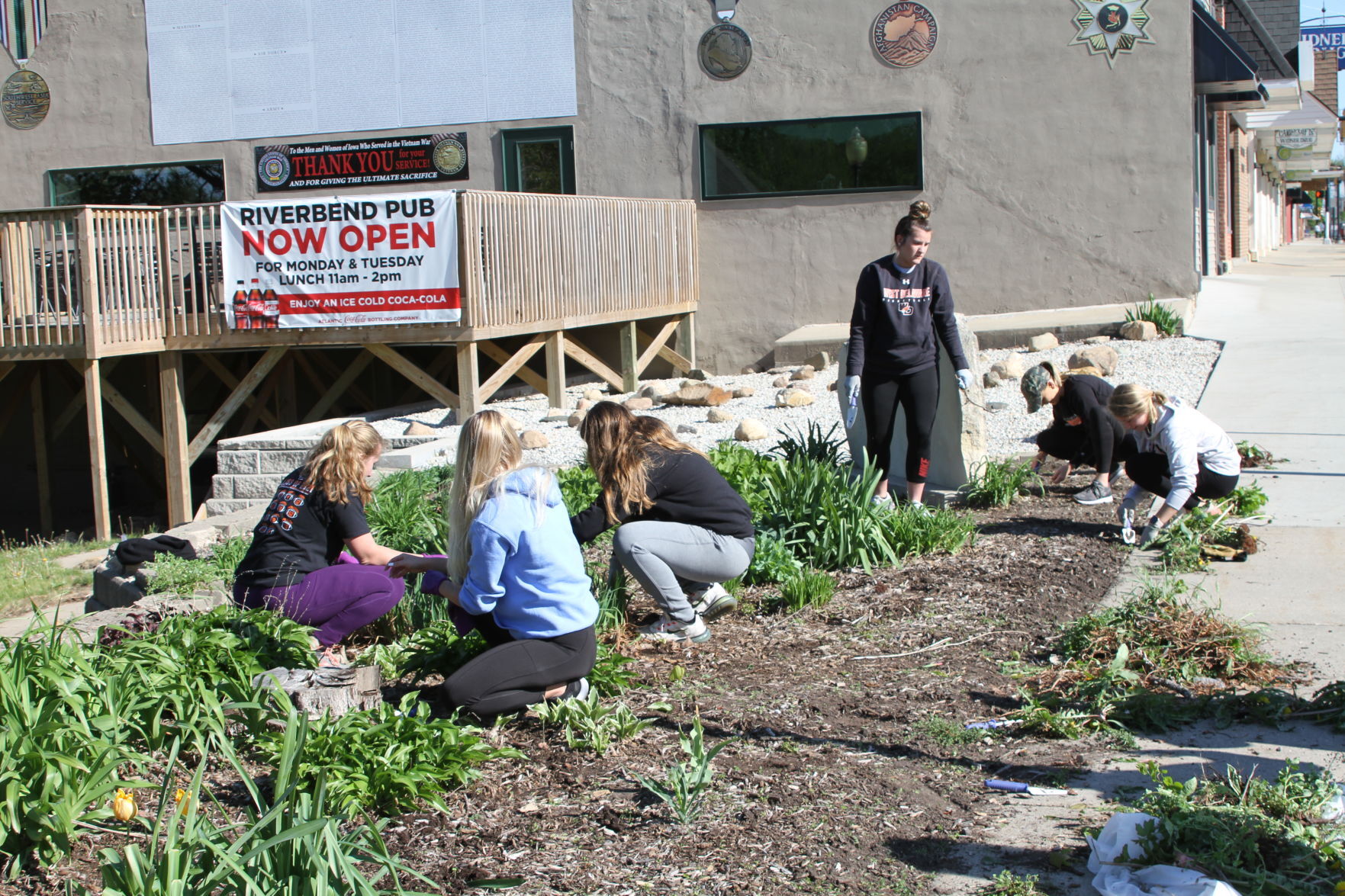 West Delaware seniors lend a hand